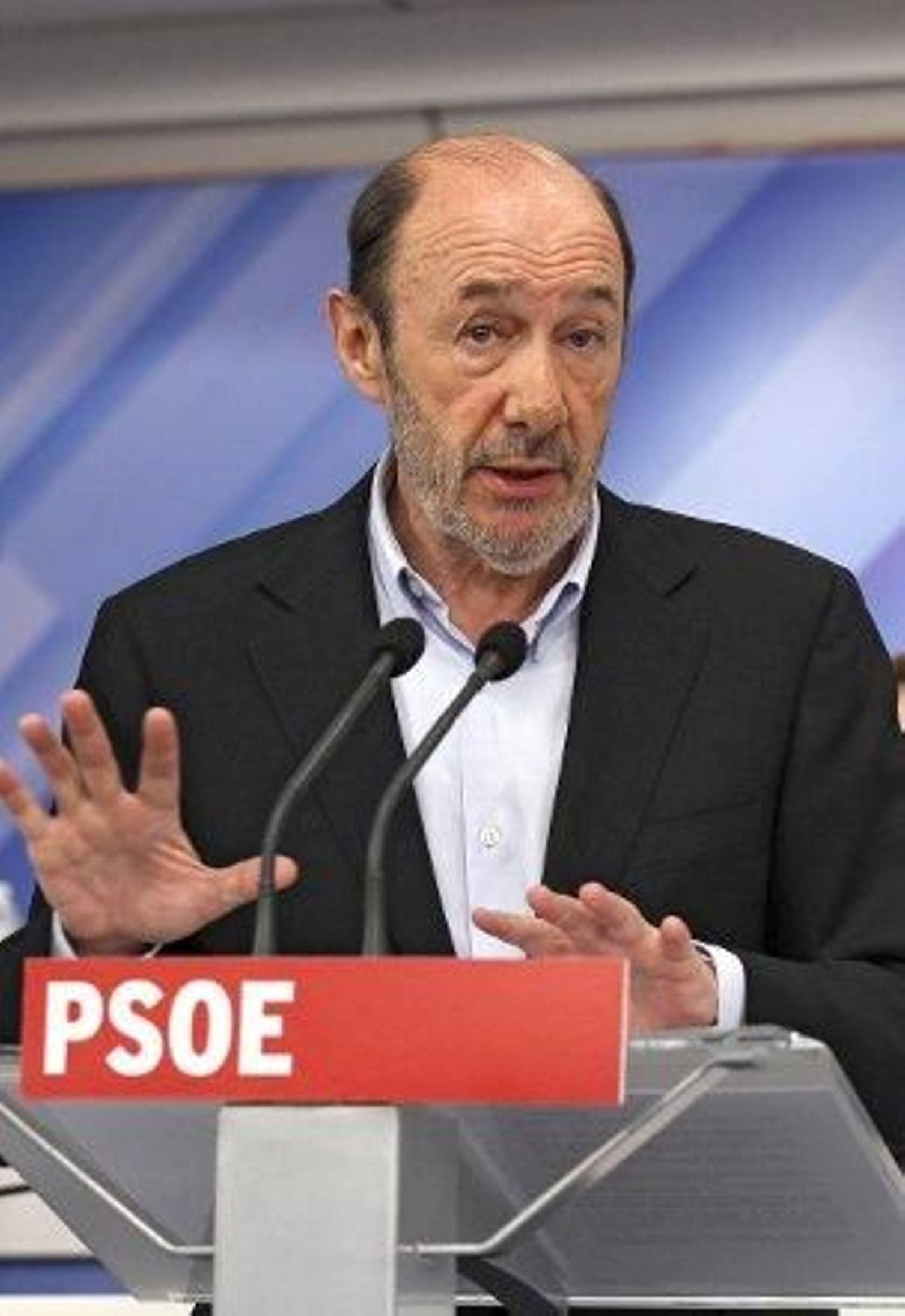 Rubalcaba liderará la oposición hasta el Congreso del PSOE en febrero