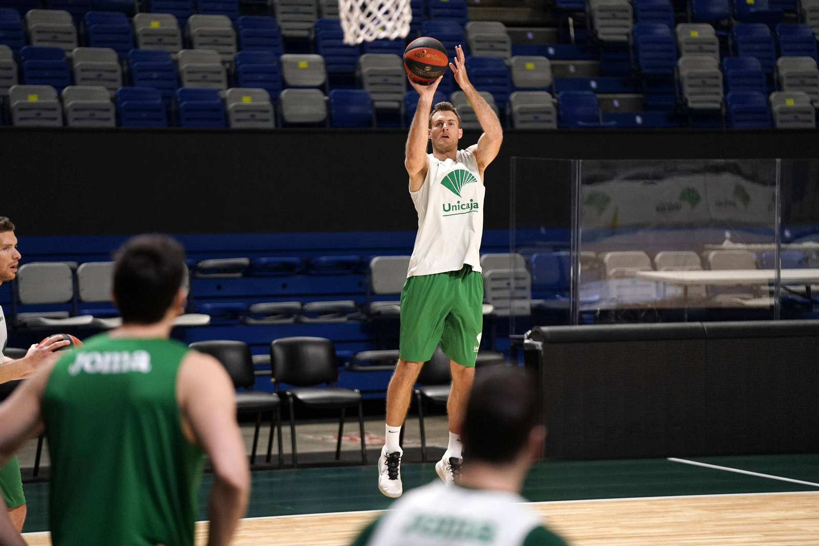 Abromaitis lanza a canasta en un entrenamiento en el Carpena.