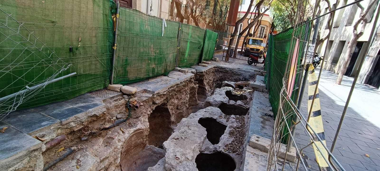 javier alonso Catorce grandes tinajas de la bodega subterránea han sido desenterradas en la calle Antonio González Egea.