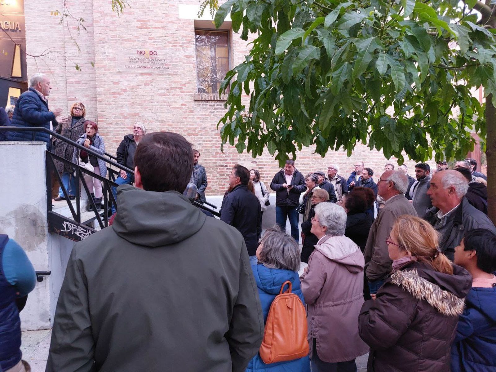 Los vecinos se han manifestado frente al Centro Cívico Torre del Agua para denunciar la falta de mantenimiento de la red de saneamiento y la ausencia de soluciones por parte del Ayuntamiento