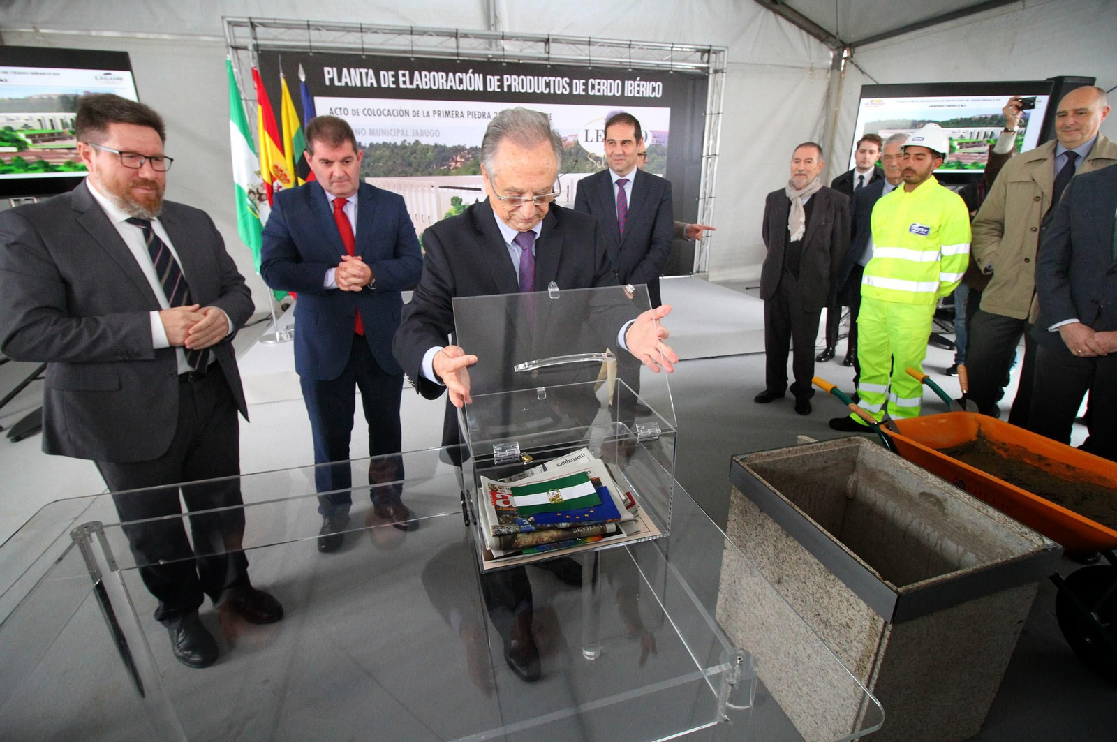 Imágenes de la colocación de la primera piedra de la planta de ElPozo en Jabugo.