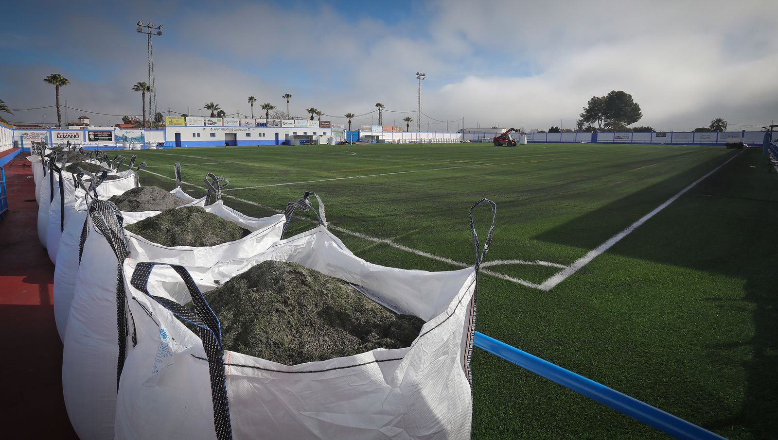 Así luce el Estadio Municipal de Guadalcacín tras el cambio de césped