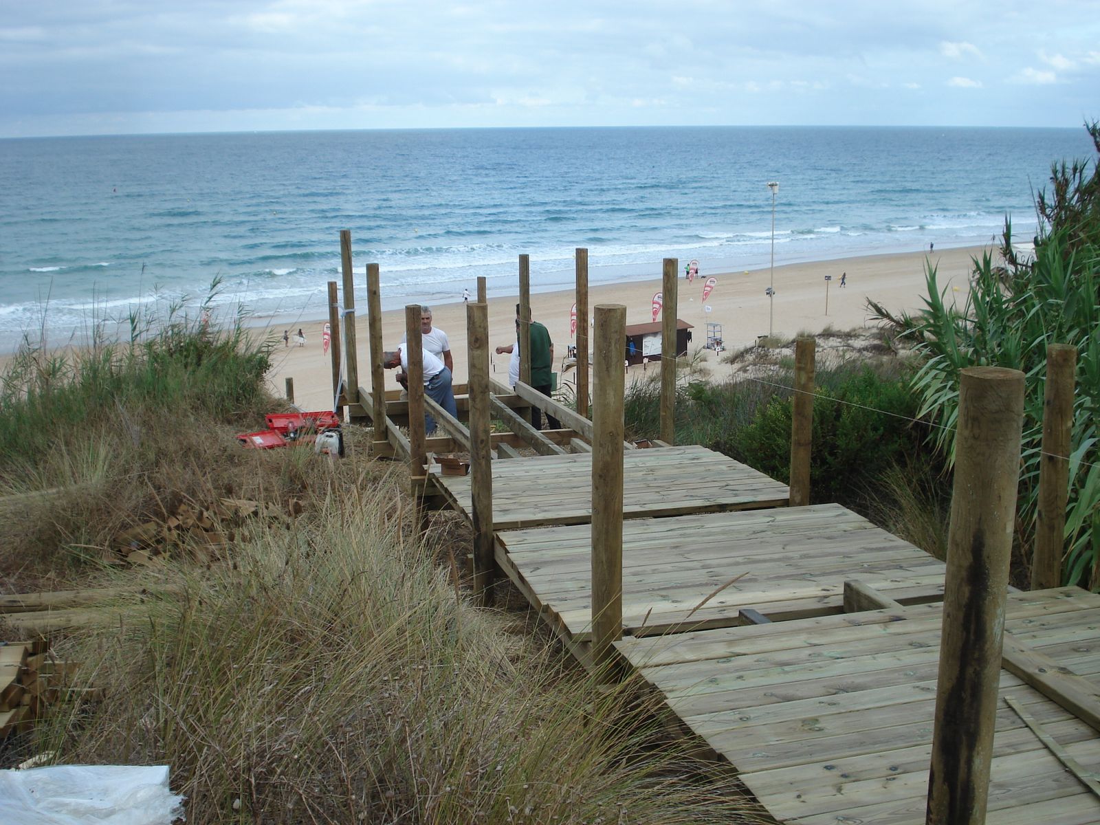 Trabajos de instalación de la nueva pasarela que se han venido desarrollando en los últimos días.