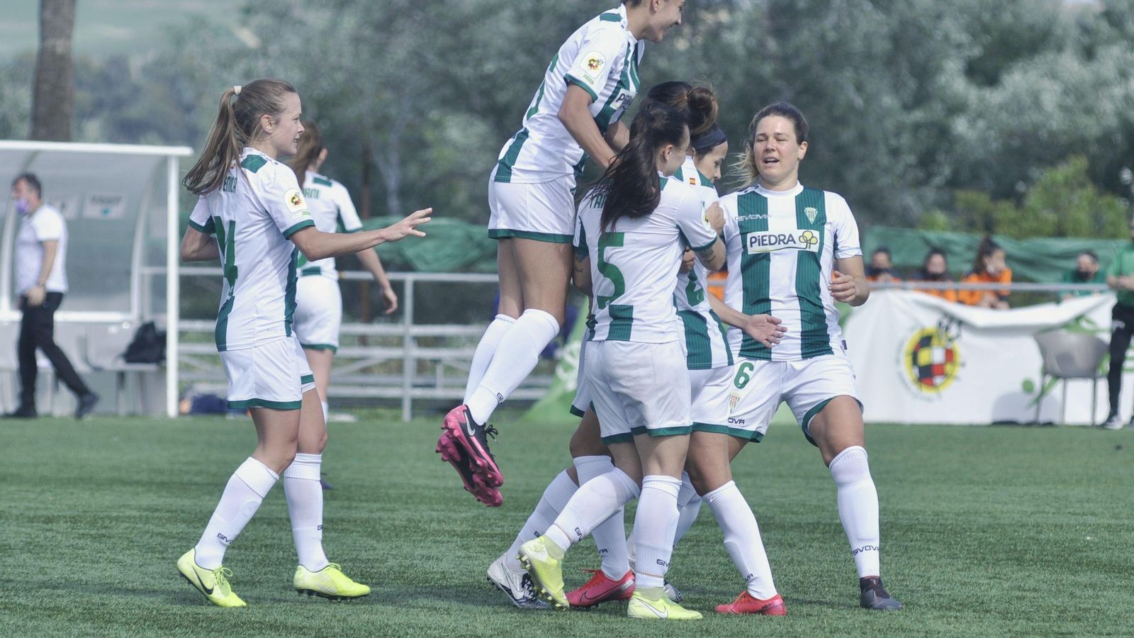 Las jugadoras del Córdoba Femenino celebran el gol de María Avilés al Valencia B.