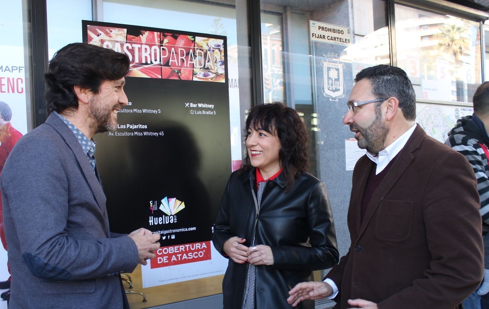 Elena Tobar posa ante una de las marquesinas ya instaladas.