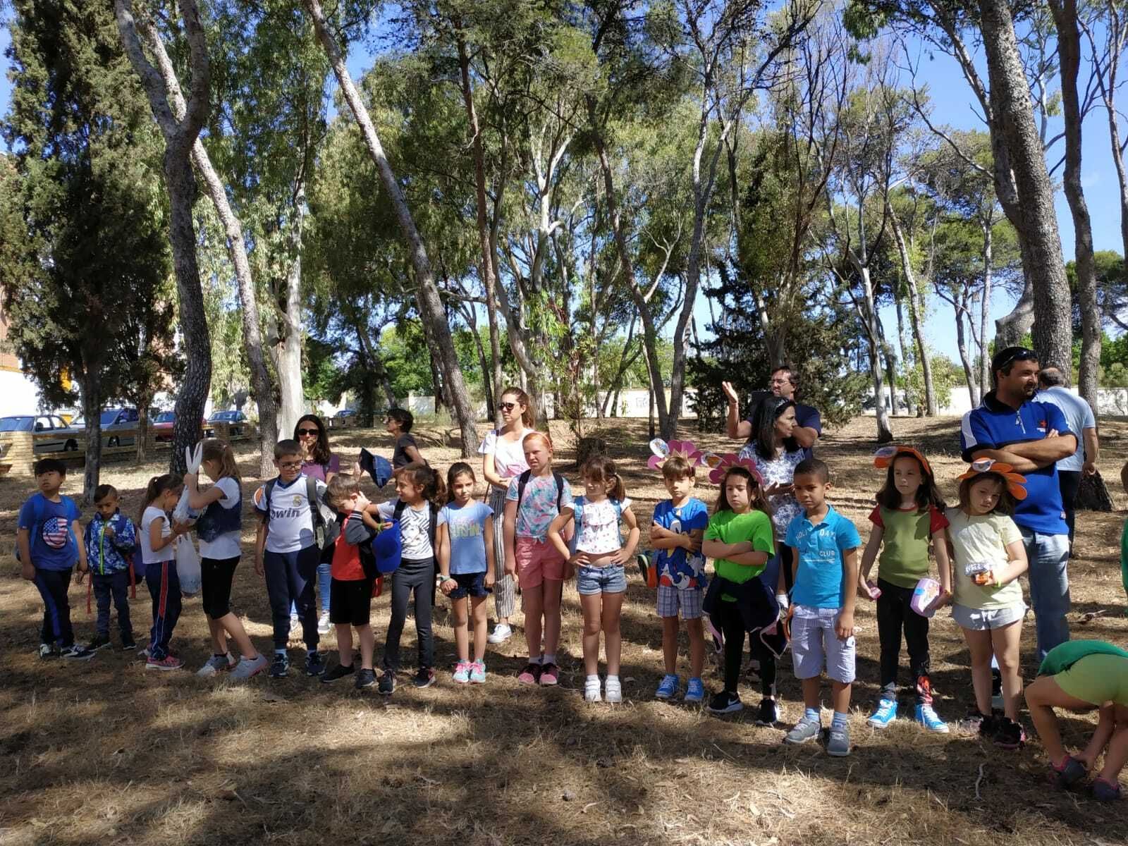 Estudiantes del colegio Cristóbal Colón apadrinan una pinaleta cercana al centro.