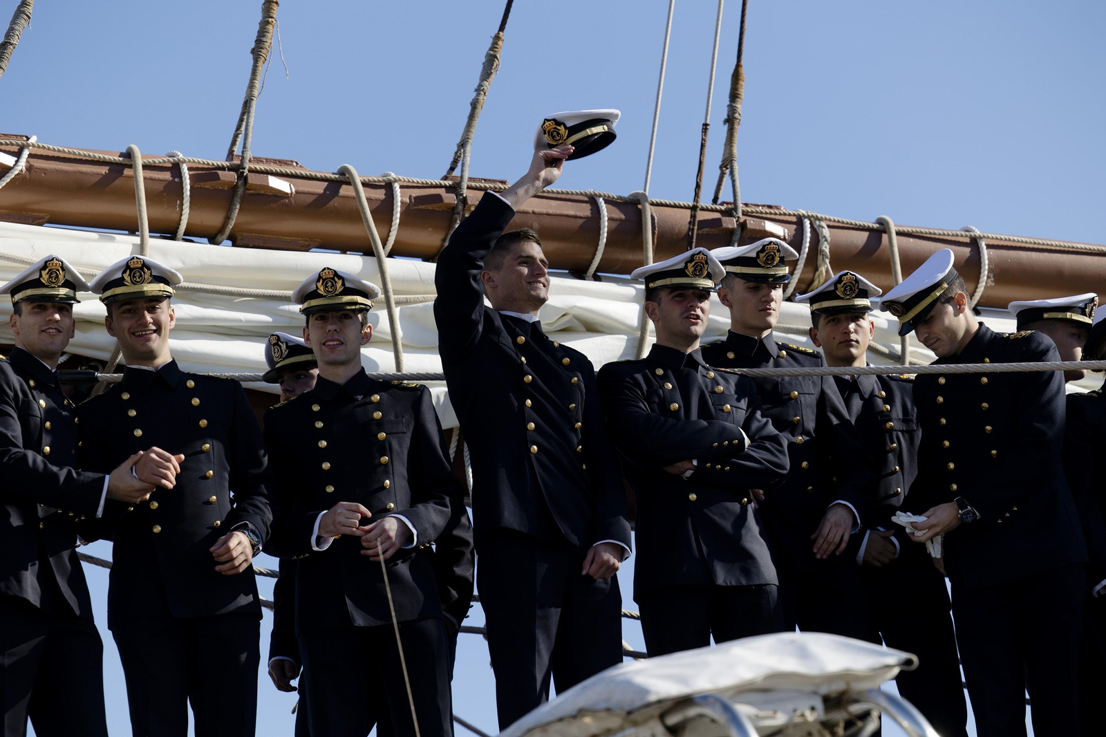 Las imágenes de la salida del buque  "Juan Sebastián de Elcano" del muelle de Cádiz.