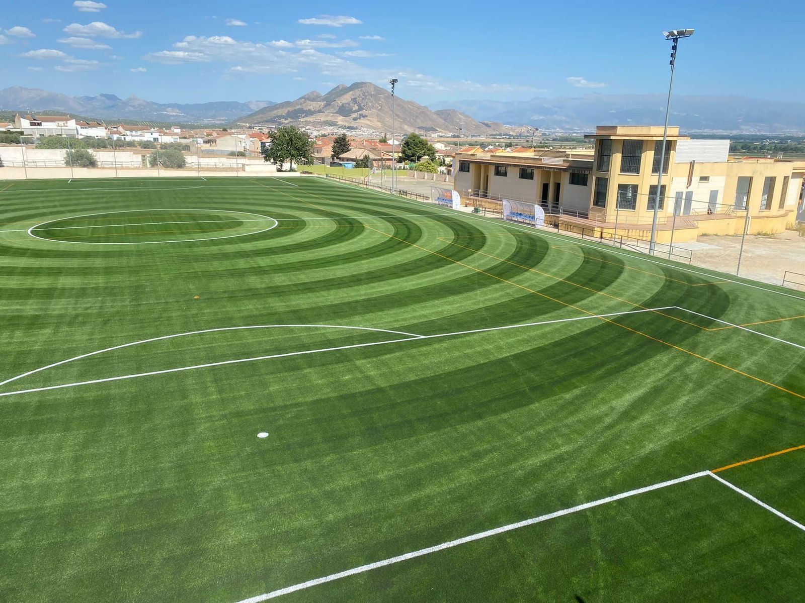 El original césped artifical del estadio Las Alhomas de Casanueva-Zujaira.