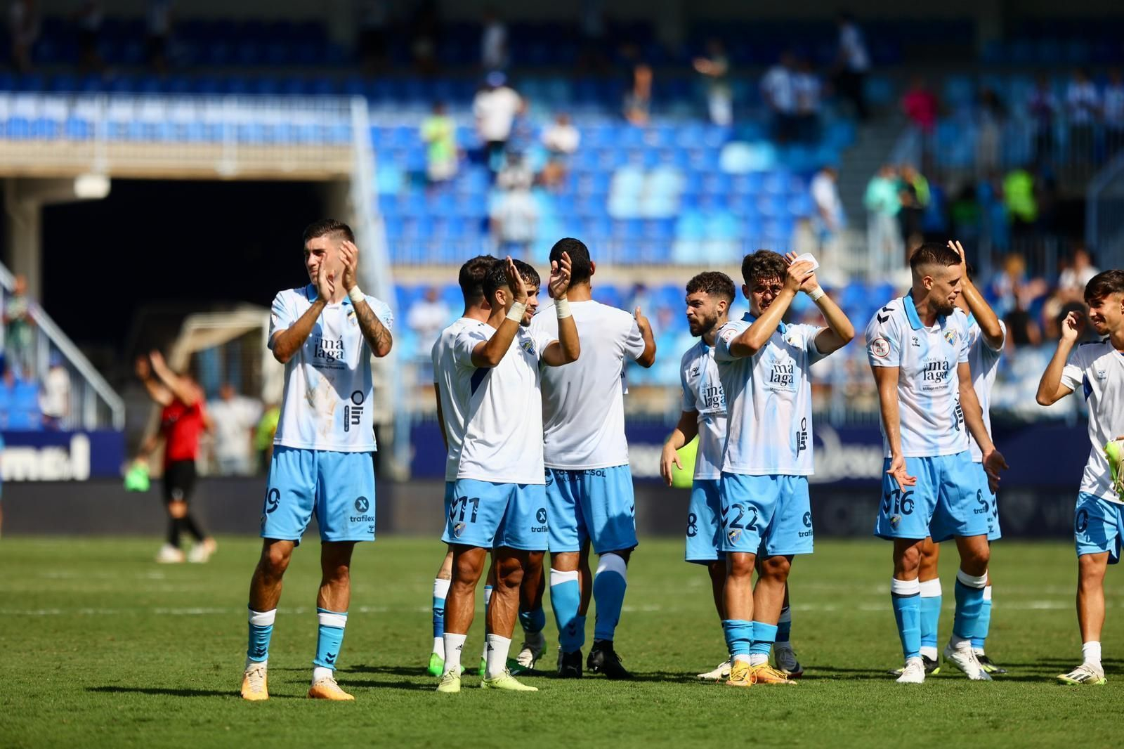 Los jugadores aplauden a la afición tras ganar al Melilla. Los jugadores aplauden a la afición tras ganar al Melilla.