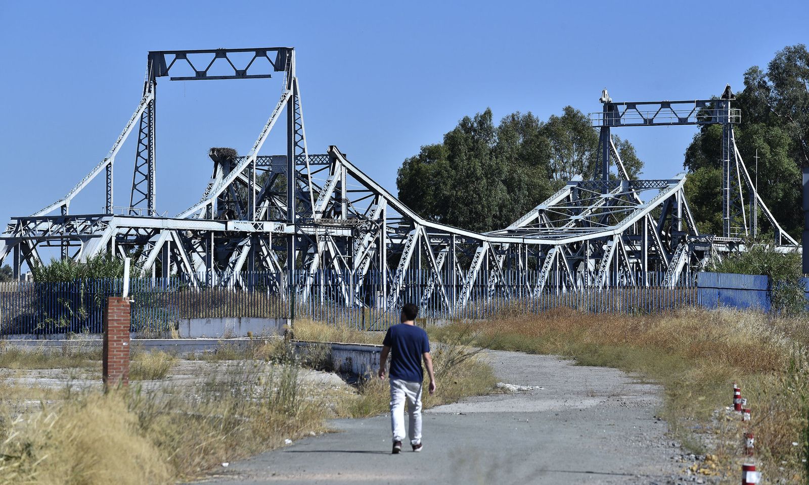 El Puente de Hierro permanece desde hace años junto a la Avenida de las Razas.