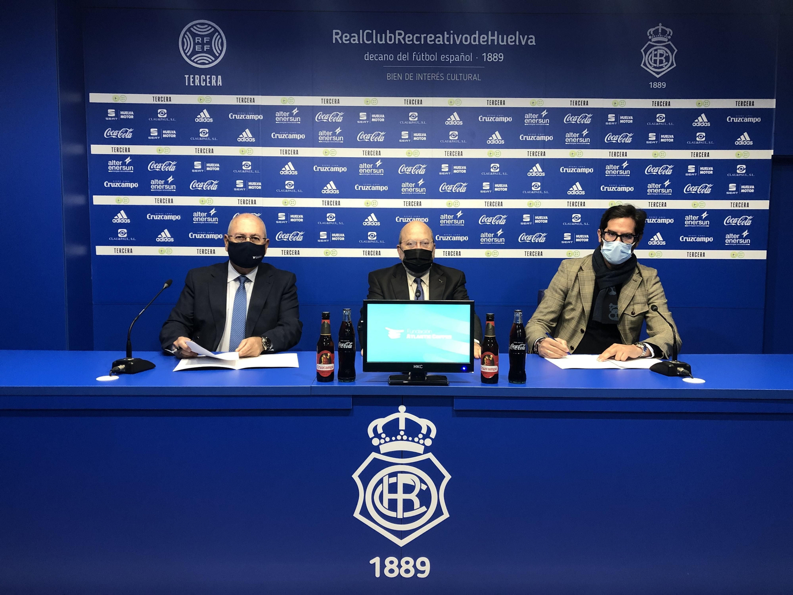 Momento de la firma del convenio de colaboración entre la Fundación Atlantic Copper y el Real Club Recreativo de Huelva.