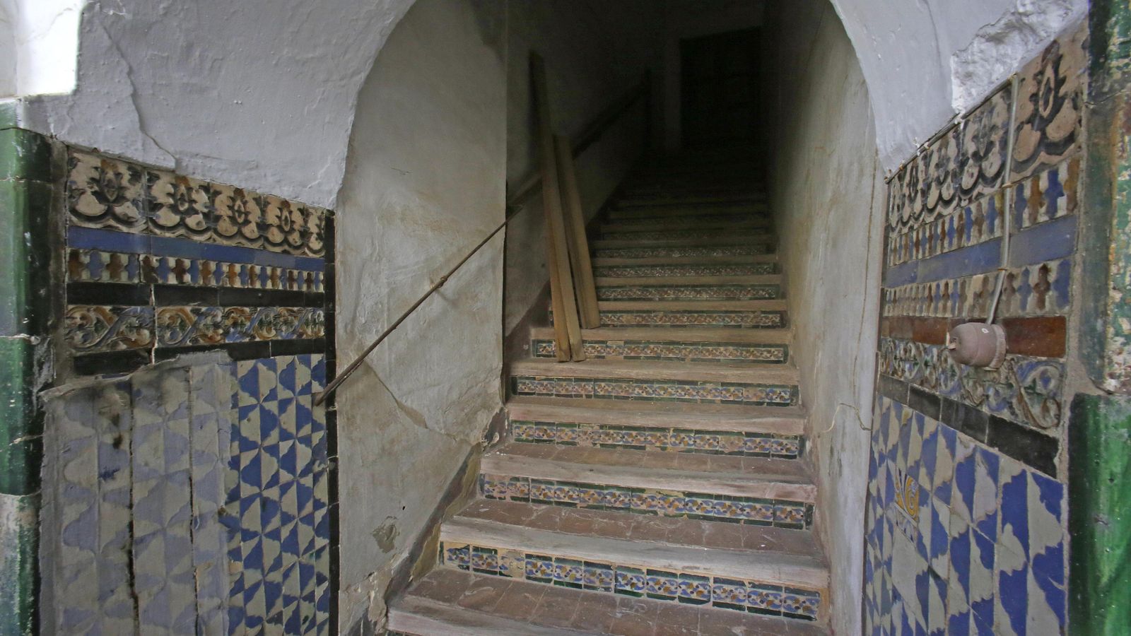 La escalera que conduce a la planta superior del claustro del Herbolario.