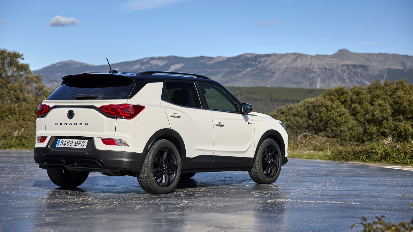 El Black Pack introduce algunos elementos en este color en la carrocería de este SUV de 4,45 m de largo.