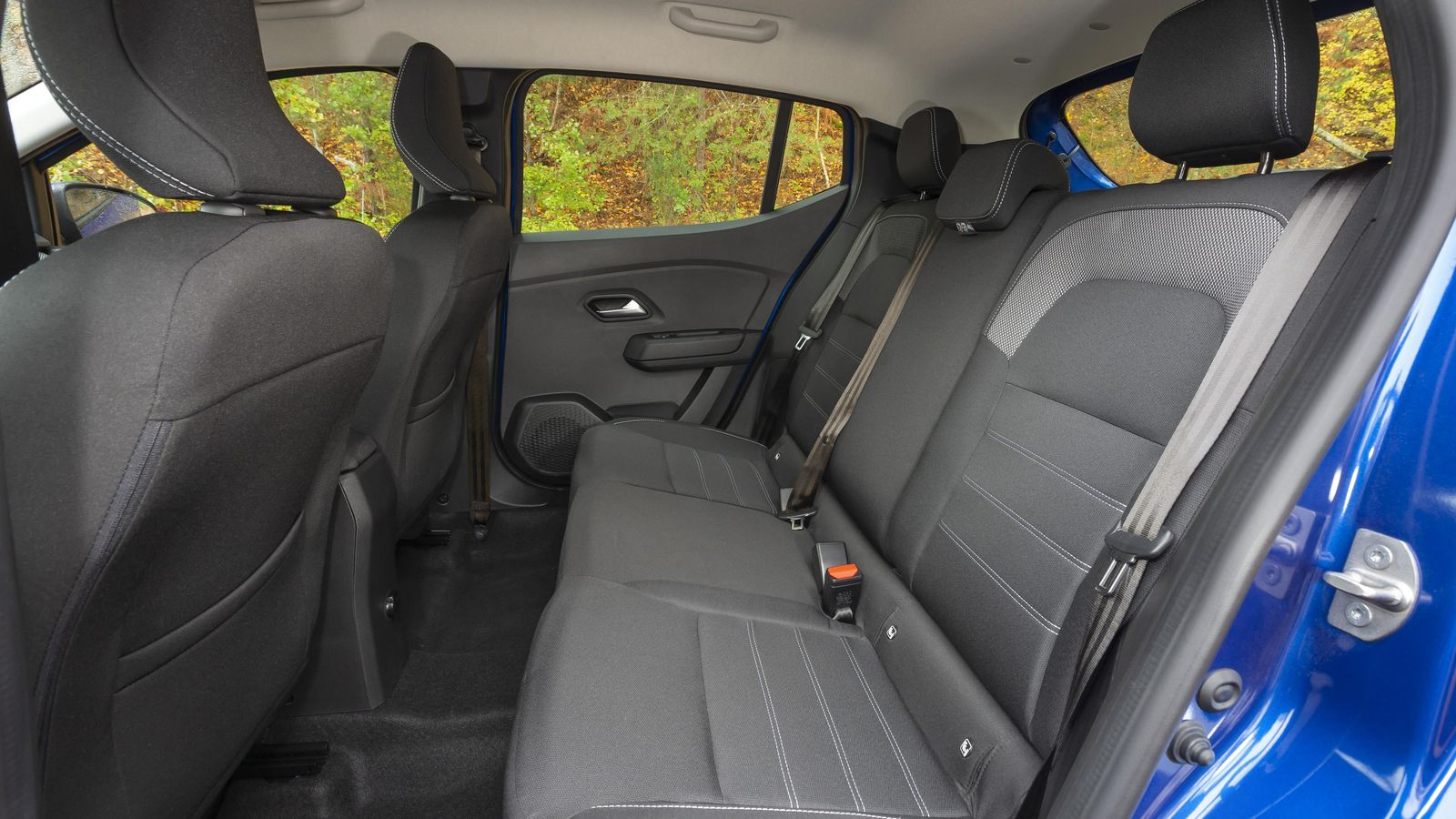 El Sandero sigue siendo un coche bien dotado de espacio. Los reposacabezas laterales traseros bien podrían ser como el central para restar menos visibilidad por el retrovisor interior.