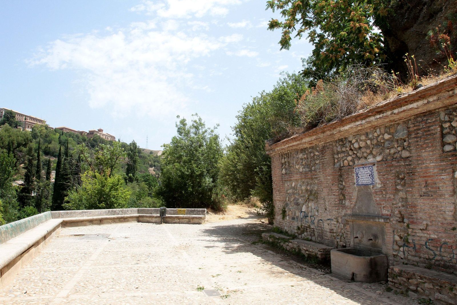 Muere una joven que se despeñó por un barranco tras hacer botellón en Granada