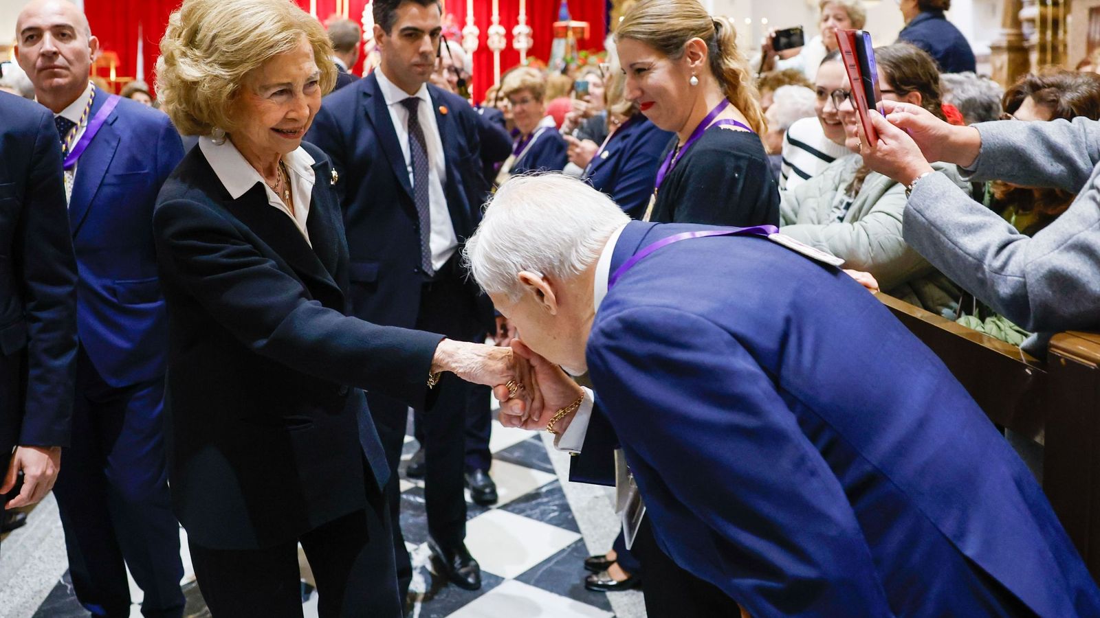 Doña Sofía es saludada por miembros de la junta de gobierno de Jesús de Medinaceli