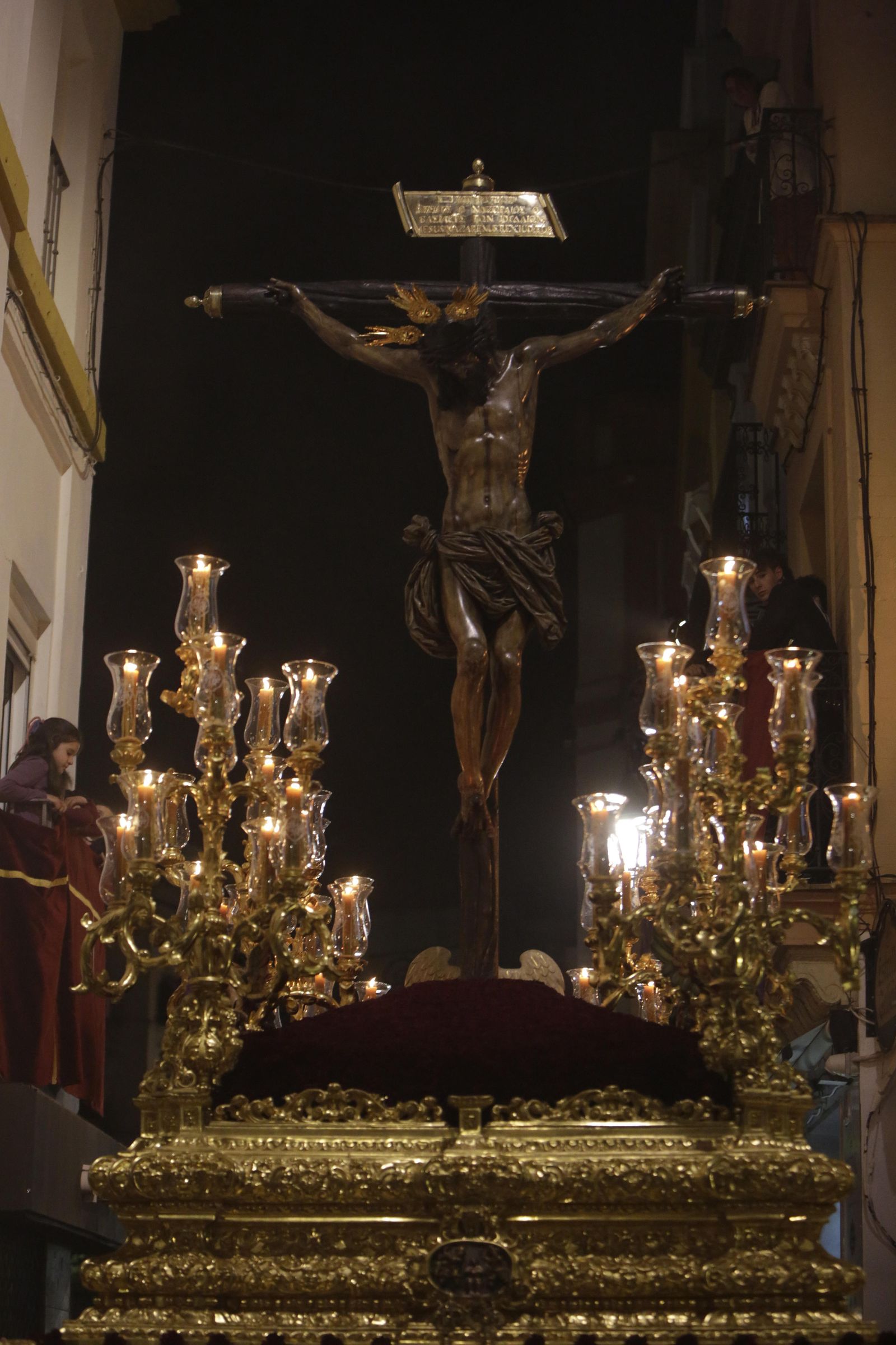 Con el Cristo del Amor muerto camino del Salvador se llega a la cima del espléndido Domingo de Ramos.