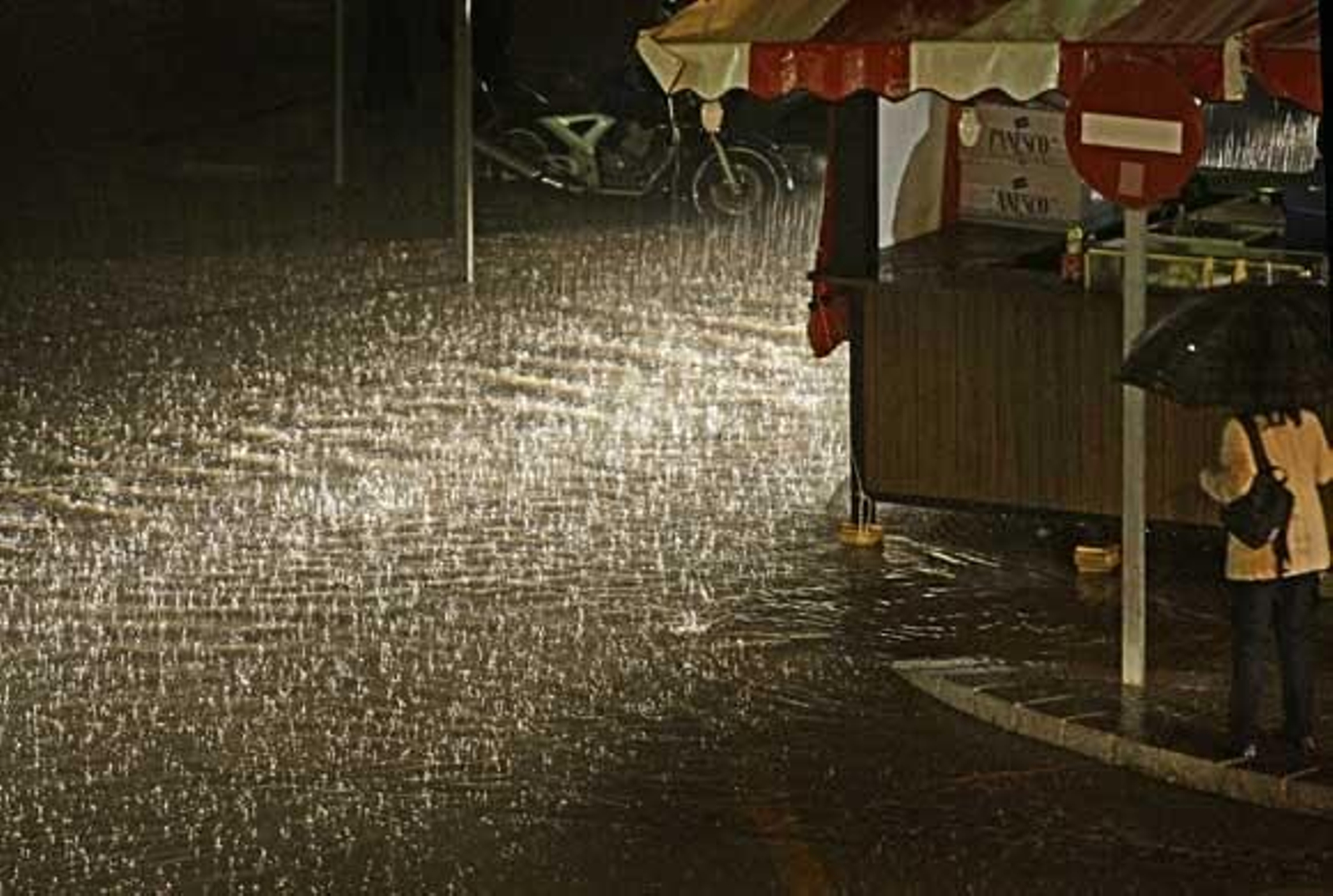 Una tormenta inunda el casco histórico. La parte más afectada fue la Plaza de San Juan de Dios y Canalejas

Foto: Julio Gonzalez/Lourdes de Vicende/Joaquin Pino/Jose Braza