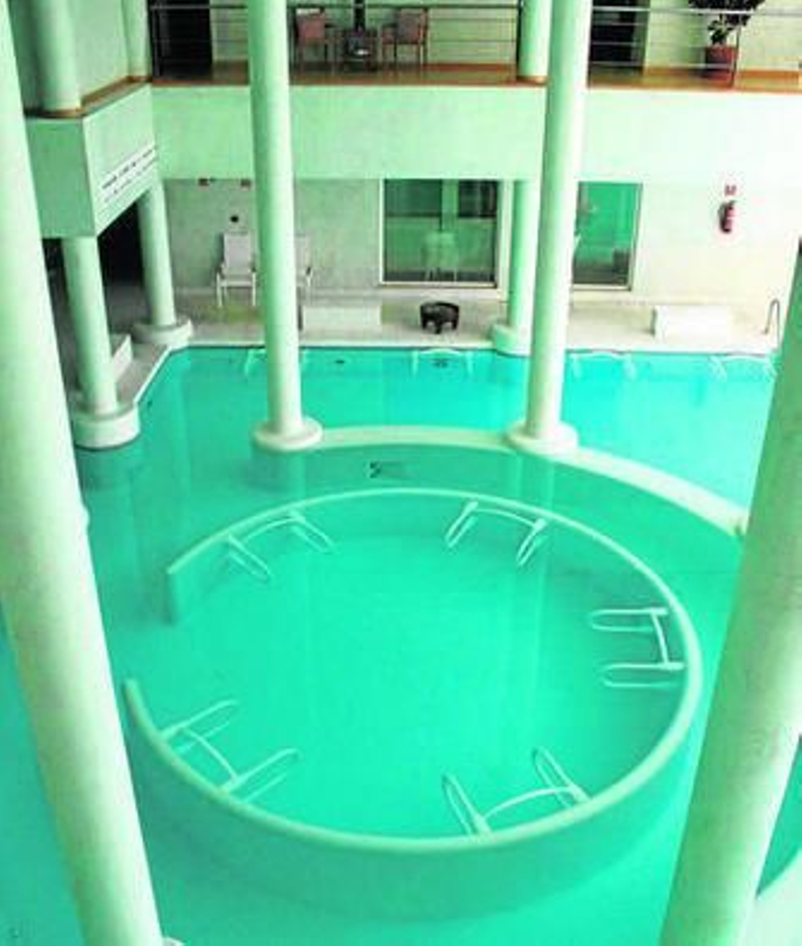 Una vista de la piscina del hotel.