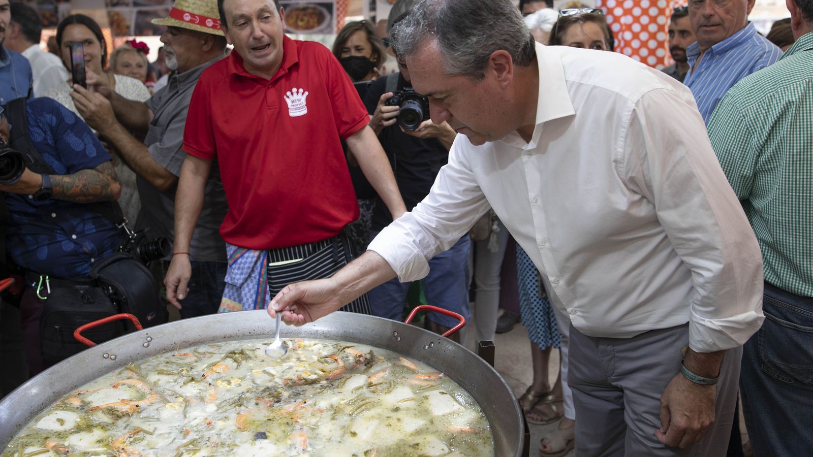 Juan Espadas prueba la comida que preparan en la caseta de UGT