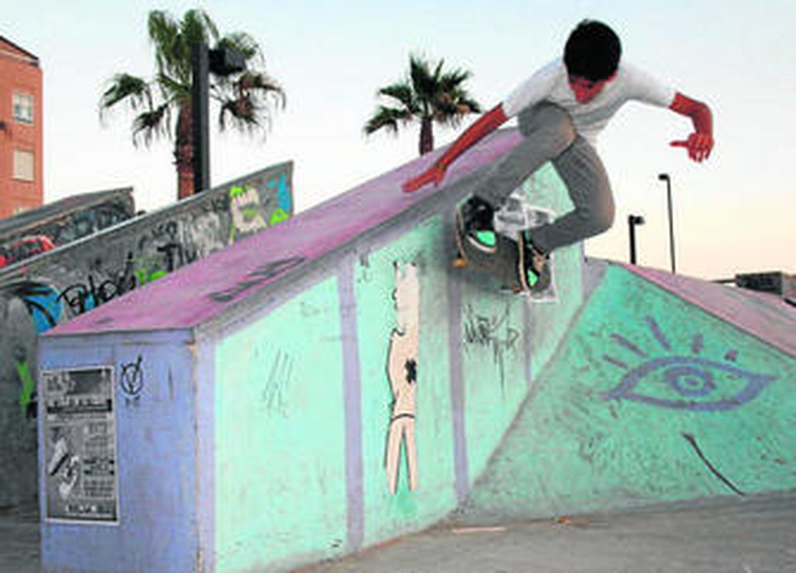 'Chamako' patina por la pared.