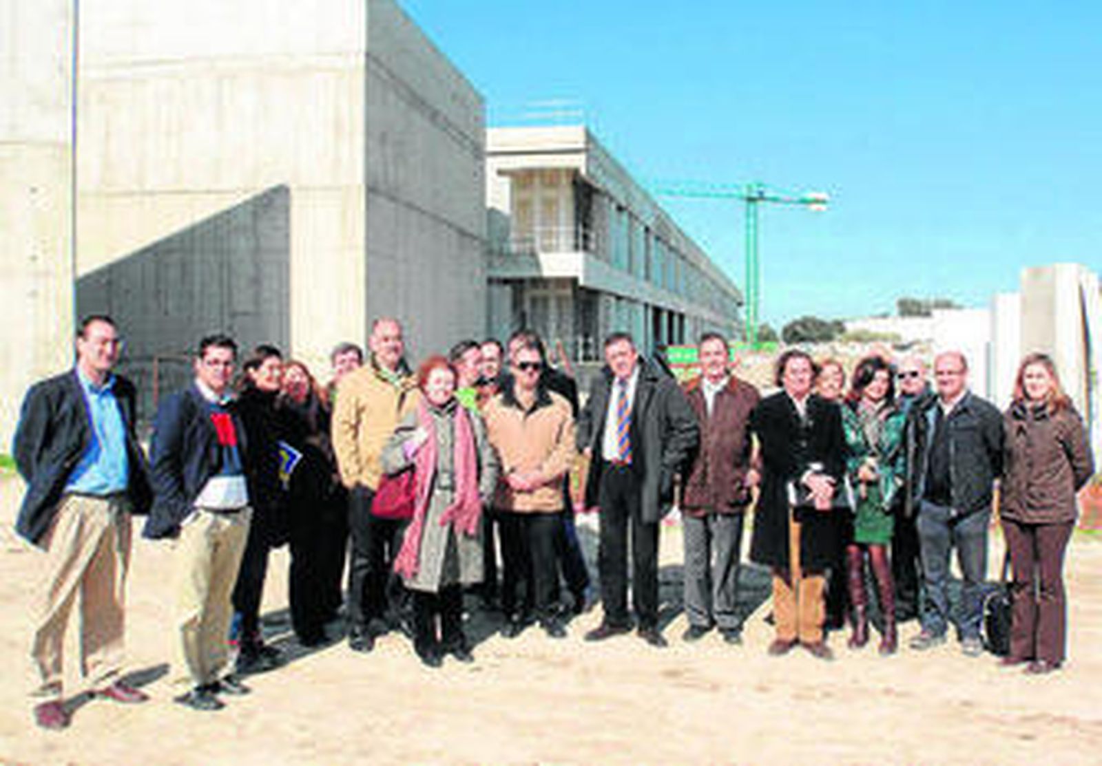 Foto de familia de la visita de ayer a las obras.