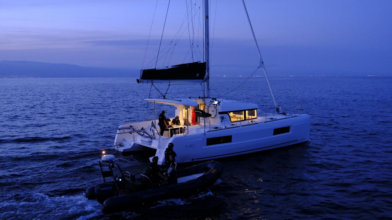 Durante el trayecto abordan un catamarán en inspección rutinaria