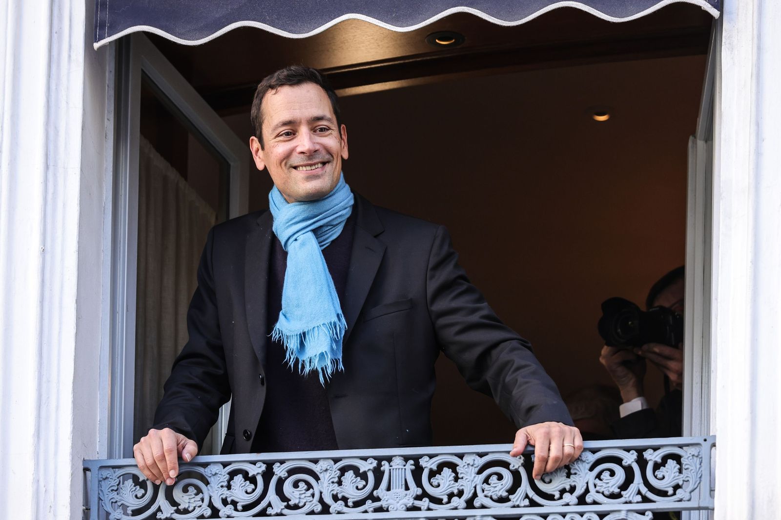 Jean-Baptiste Andrea posa para la prensa en la ventana del restaurante Drouant, en París, tras ser declarado el ganador del Premio Goncourt.