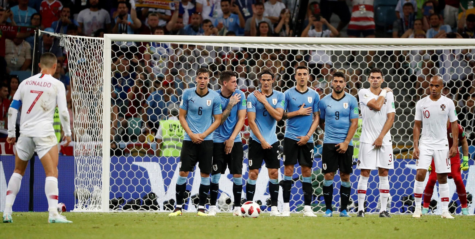 Cristiano, a punto de lanzar una falta en el Uruguay-Portugal del Mundial de Rusia 2018.