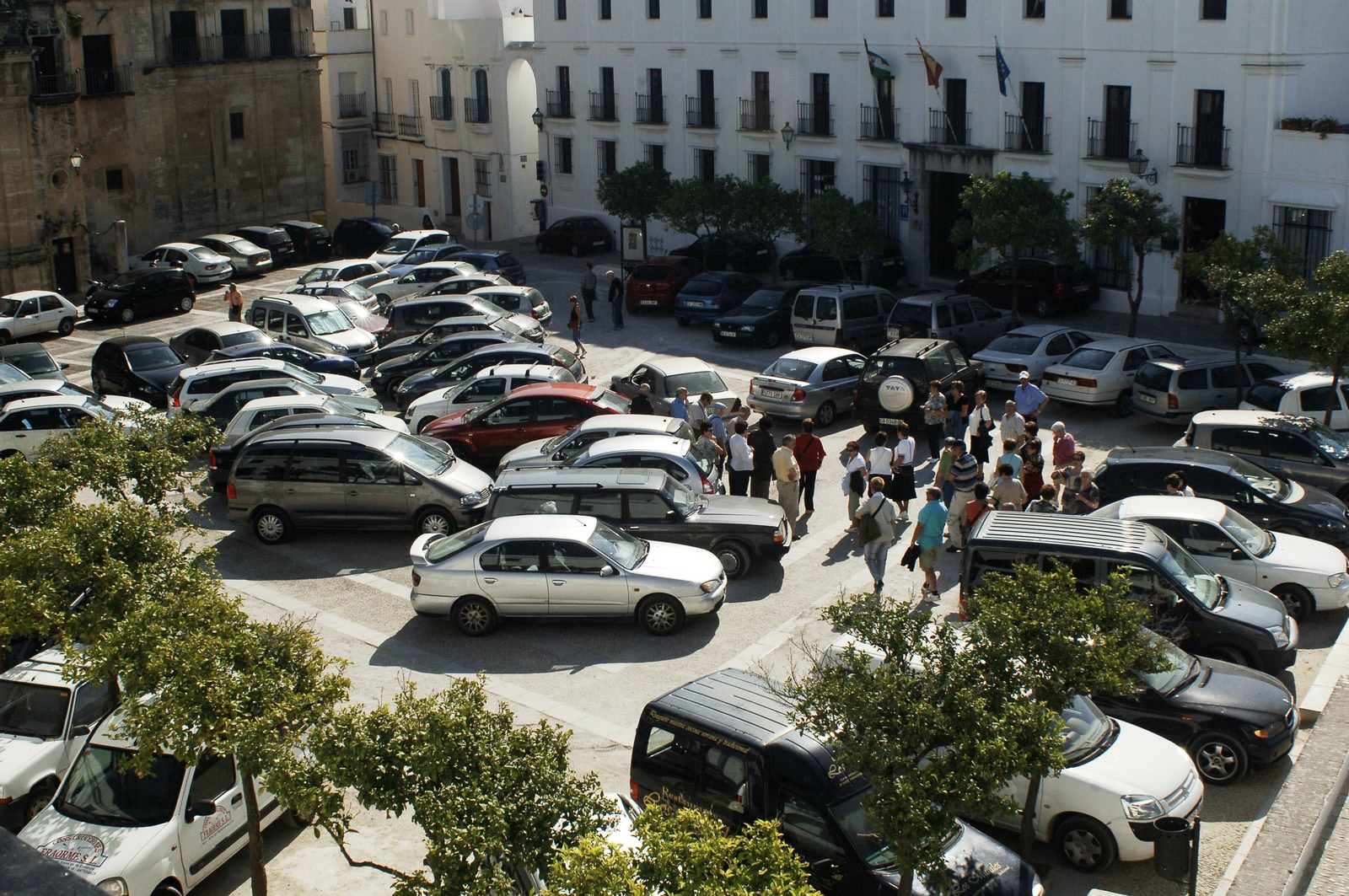 Coches en la plaza del Cabildo de Arcos