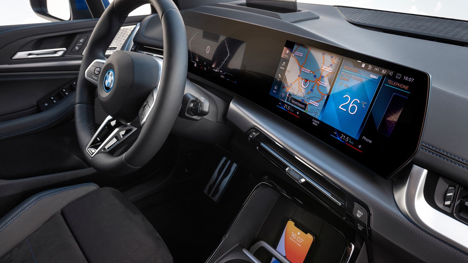 El BMW Curved Display da un aspecto más tecnológico al interior, especialmente si se combina con el HUD.