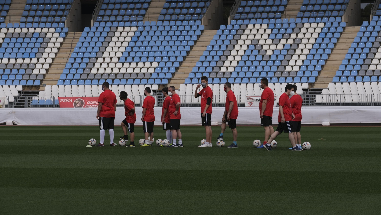 Fotogalería de la visita de Vicente del Bosque al equipo Genuine de la Fundación U.D. Almería
