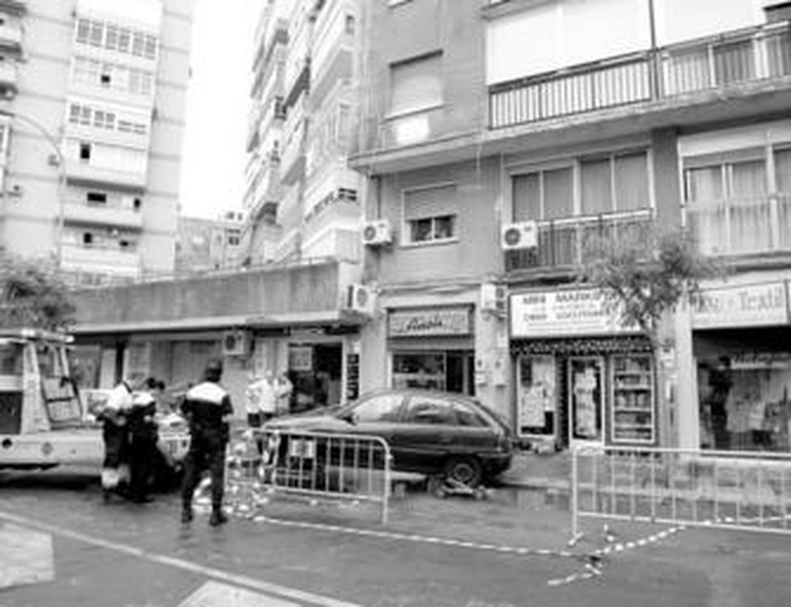 La Policía Local retira el vehículo de un vecino al que le ha caído una cornisa del edificio.