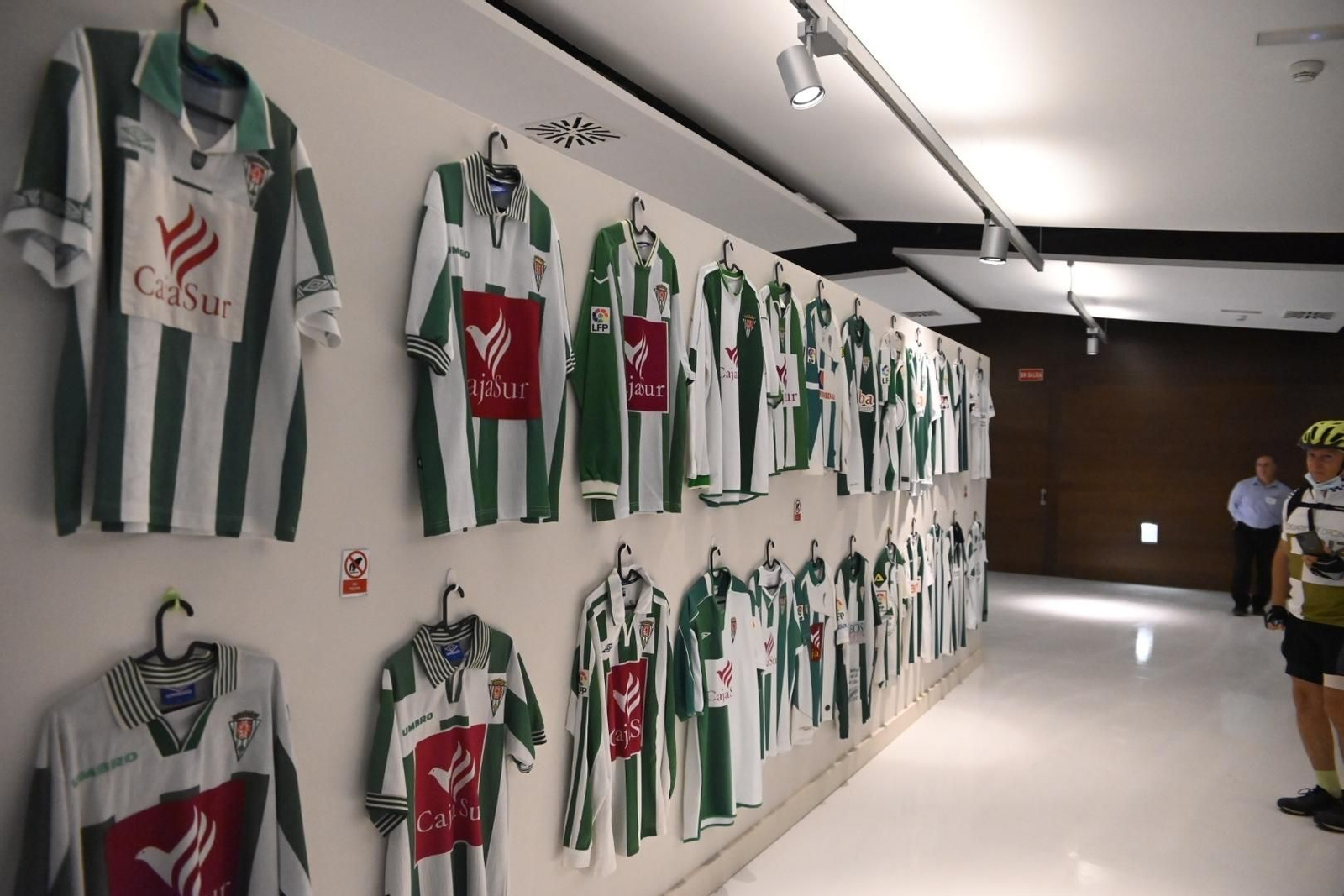 La exposición de camisetas históricas del Córdoba CF, en imágenes
