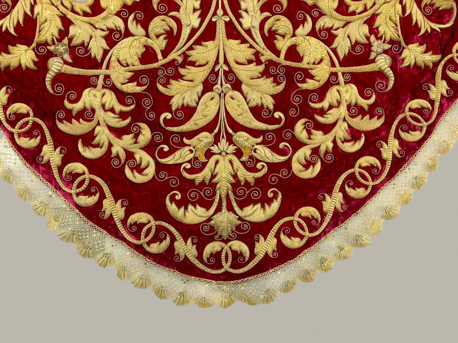 El manto rojo de la Virgen del Rosario, fechado a principios del siglo XX