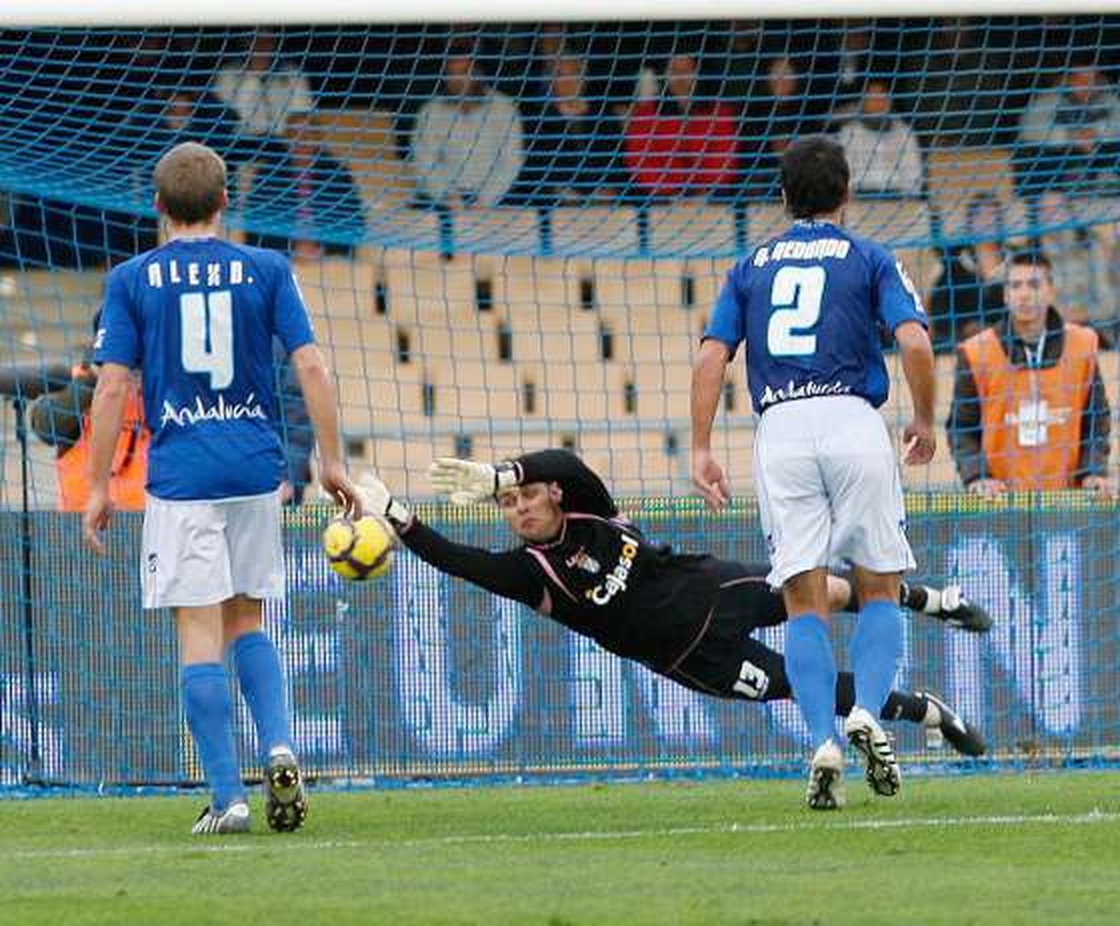 Renan fue uno de los protagonistas del encuentro al detener con 0-1 un penalti a Aduriz.  Foto: Pascual