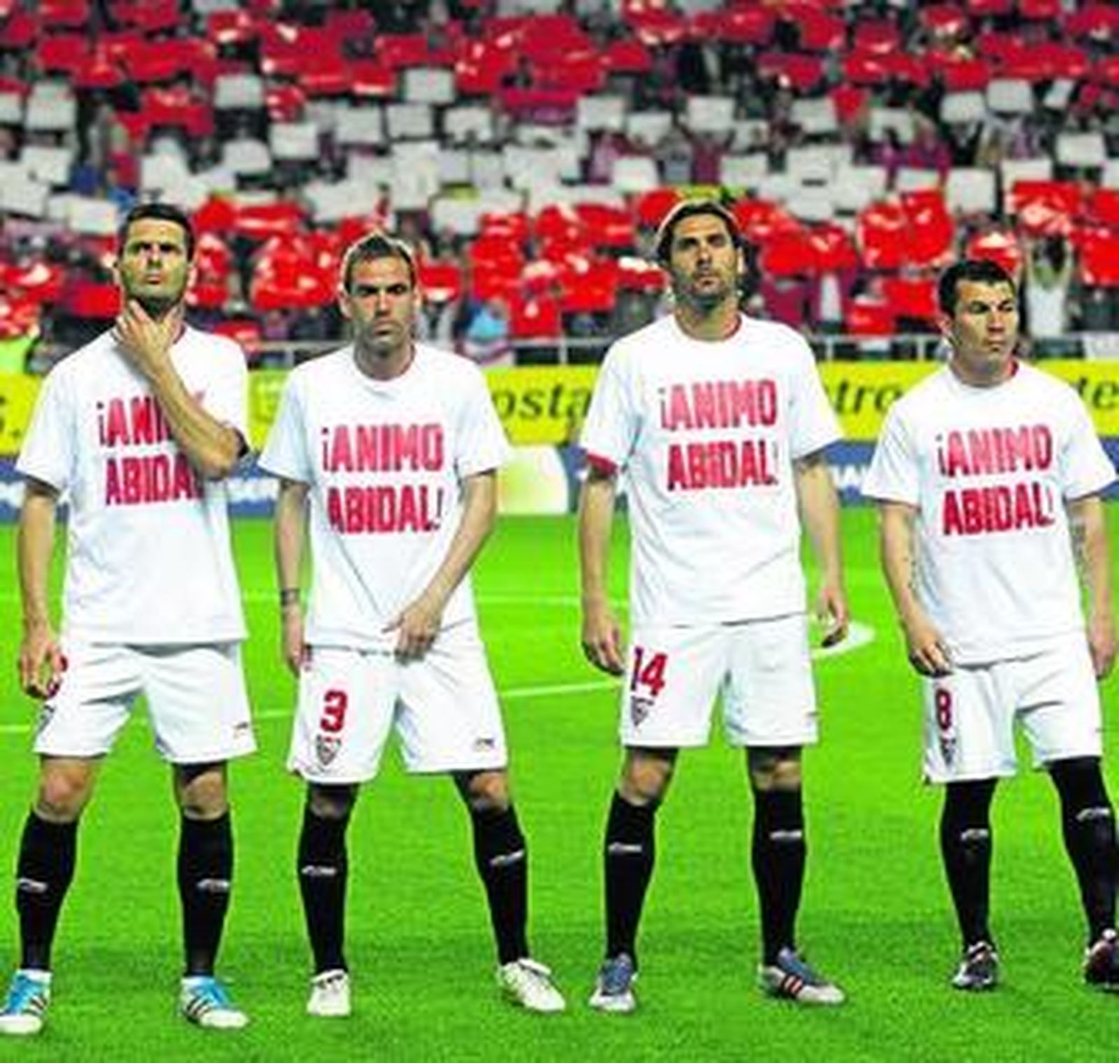 Spahic, Fernando Navarro, Escudé y Medel, con las camisetas de ánimo para Abidal.