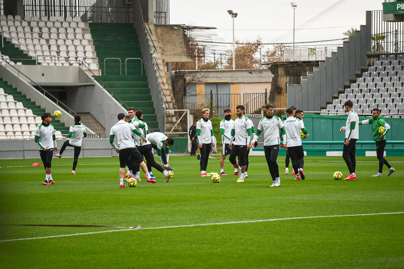 El Córdoba CF se deja querer por su afición en el Día de Año Nuevo: las fotos del entrenamiento de puertas abiertas
