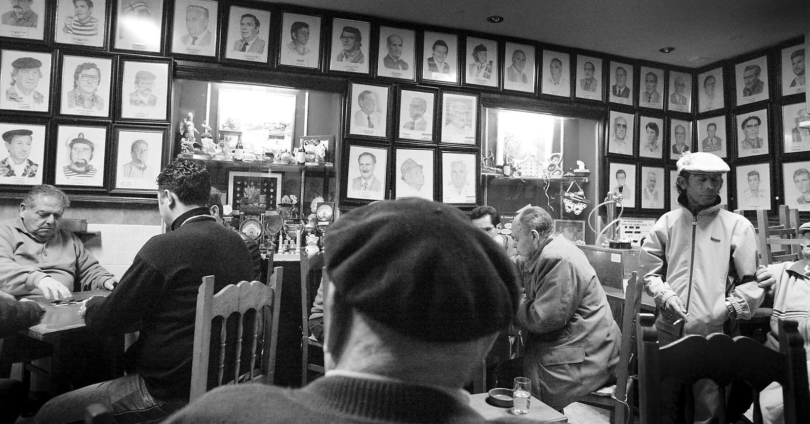 Peñistas de El Molondro jugando en la antigua sede de la calle Cristo de la Misericordia.