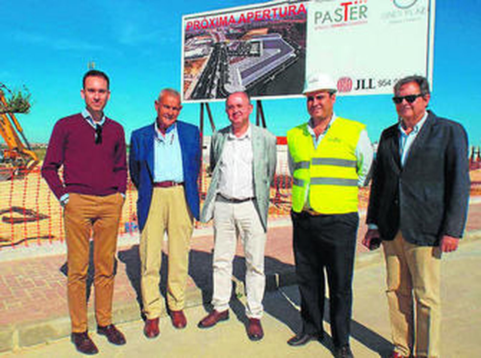 1. Una imagen de la visita a las obras del parque comercial. 2. Una panorámica de los terrenos que abarcará el centro Gines Plaza.