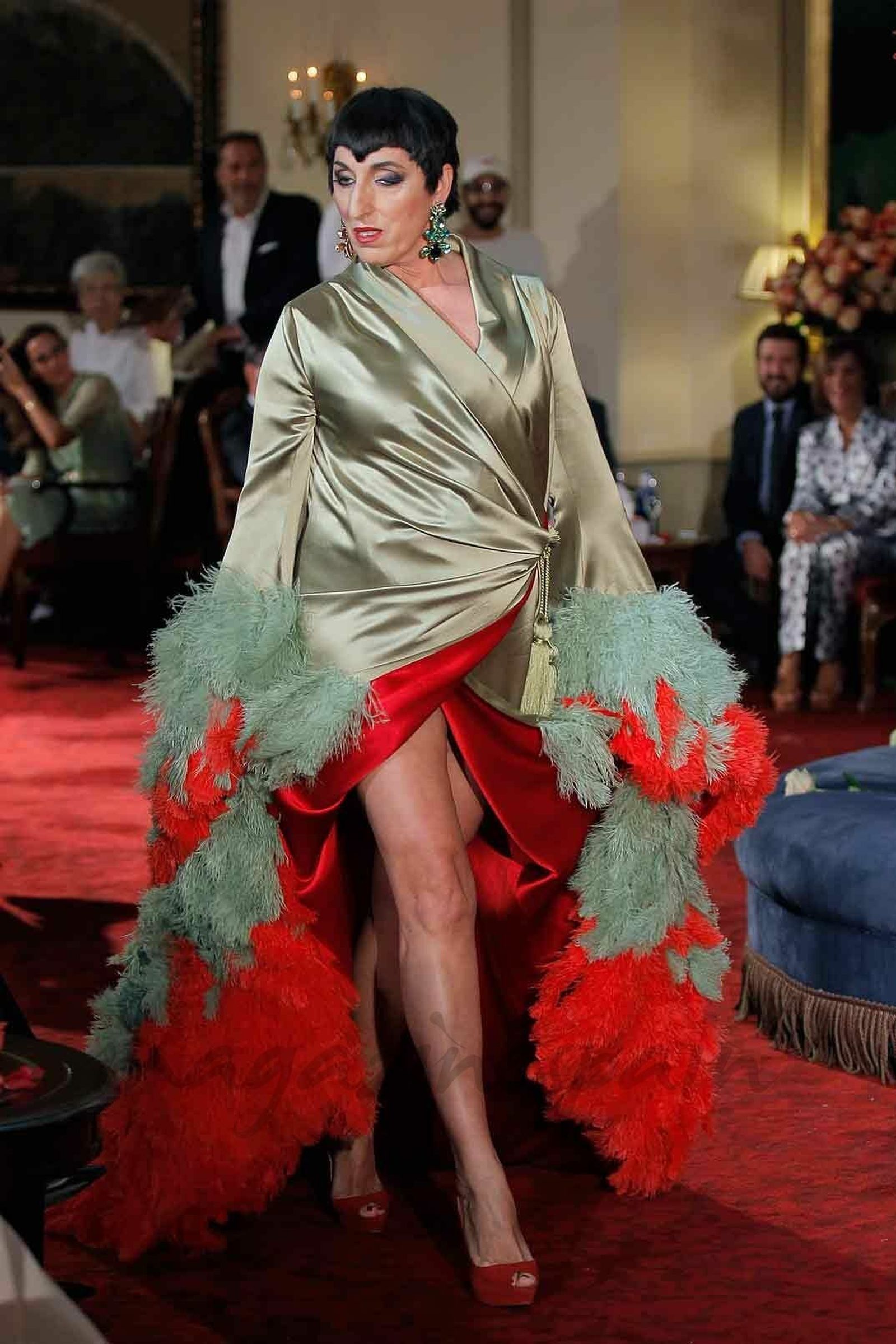 Rossy de Palma desfila con un diseño de Palomo Spain en una pasada edición de la 'MBFWM'.