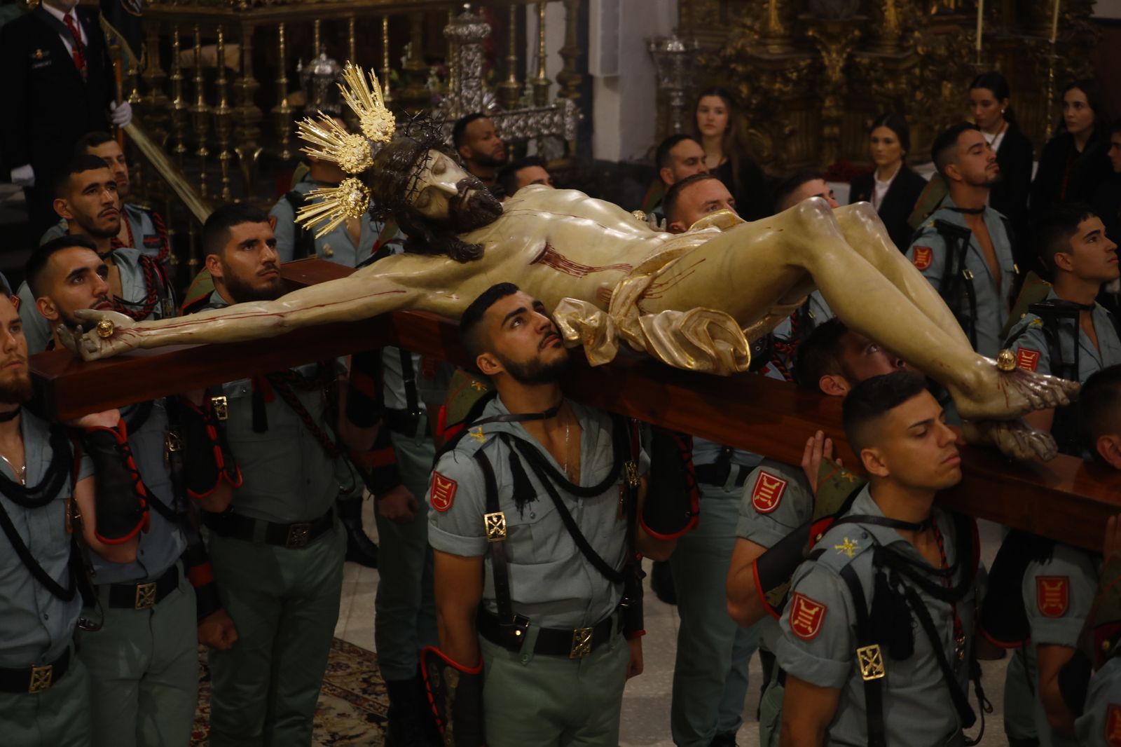 Las mejores imágenes del vía crucis de la Caridad de Córdoba con la Legión en este Viernes Santo
