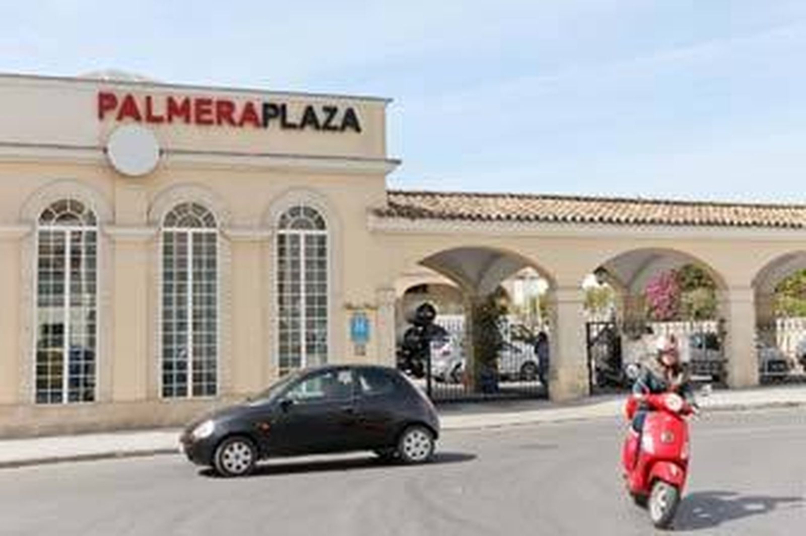Exterior del hotel Palmera Plaza, ubicado en la calle Pizarro y cerrado desde diciembre.  /Vanesa Lobo