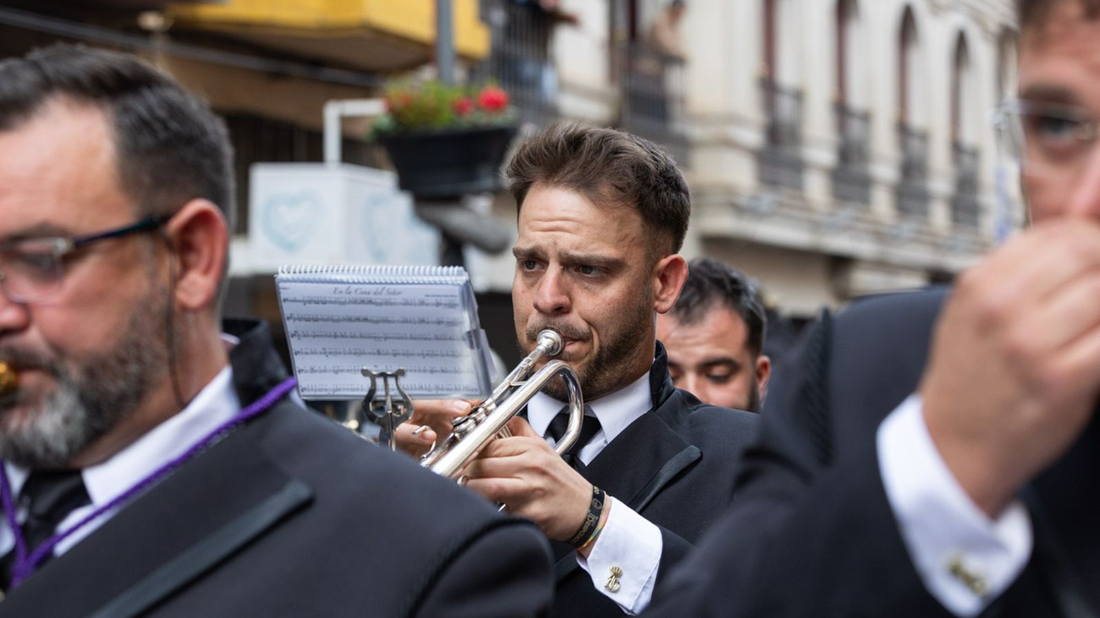 Los cofrades se rinden ante los grandes pasos de misterio del Lunes Santo