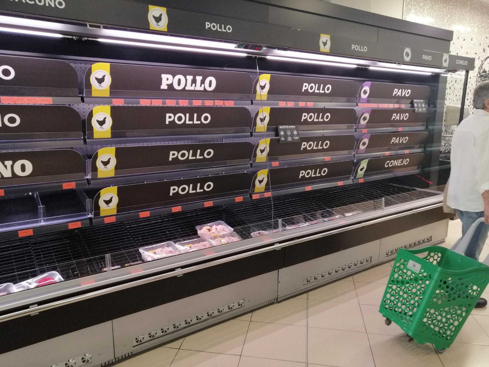 Los vecinos de la calle Salado dejan los estantes del Mercadona vacíos por el coronavirus.