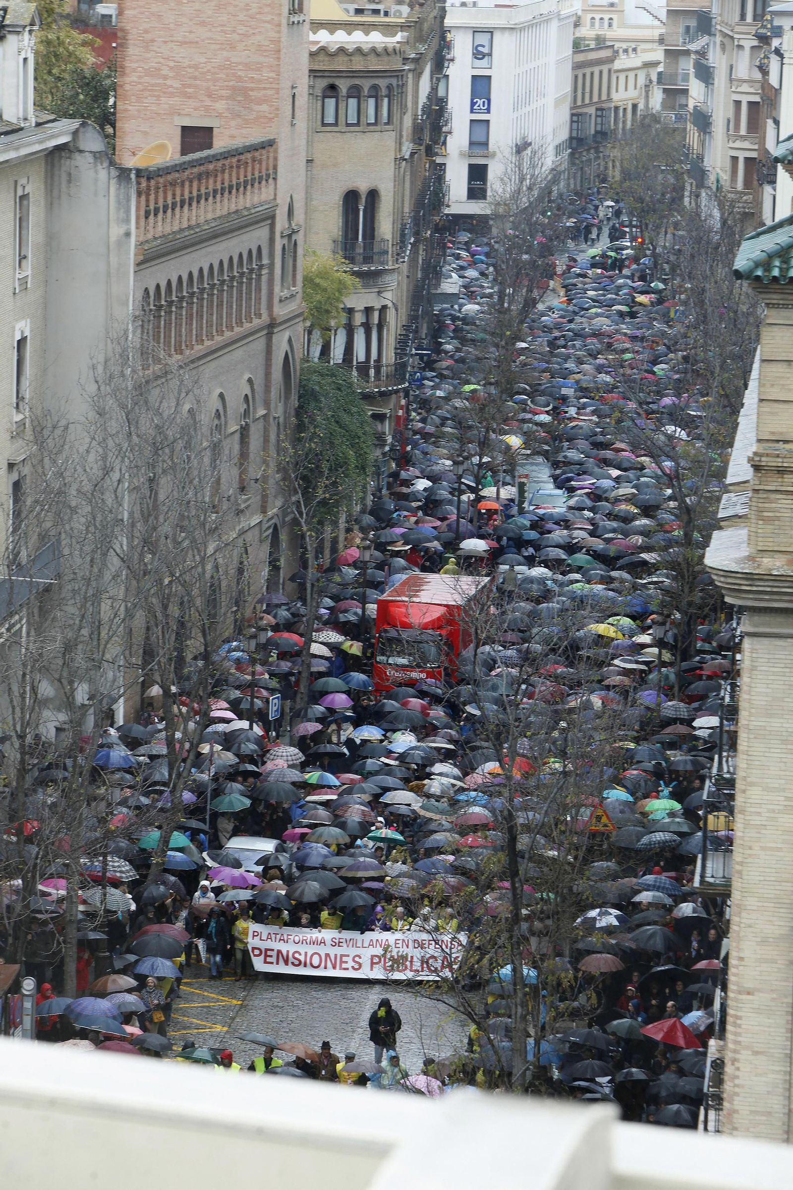 Las imágenes de la manifestación por las pensiones públicas en Sevilla