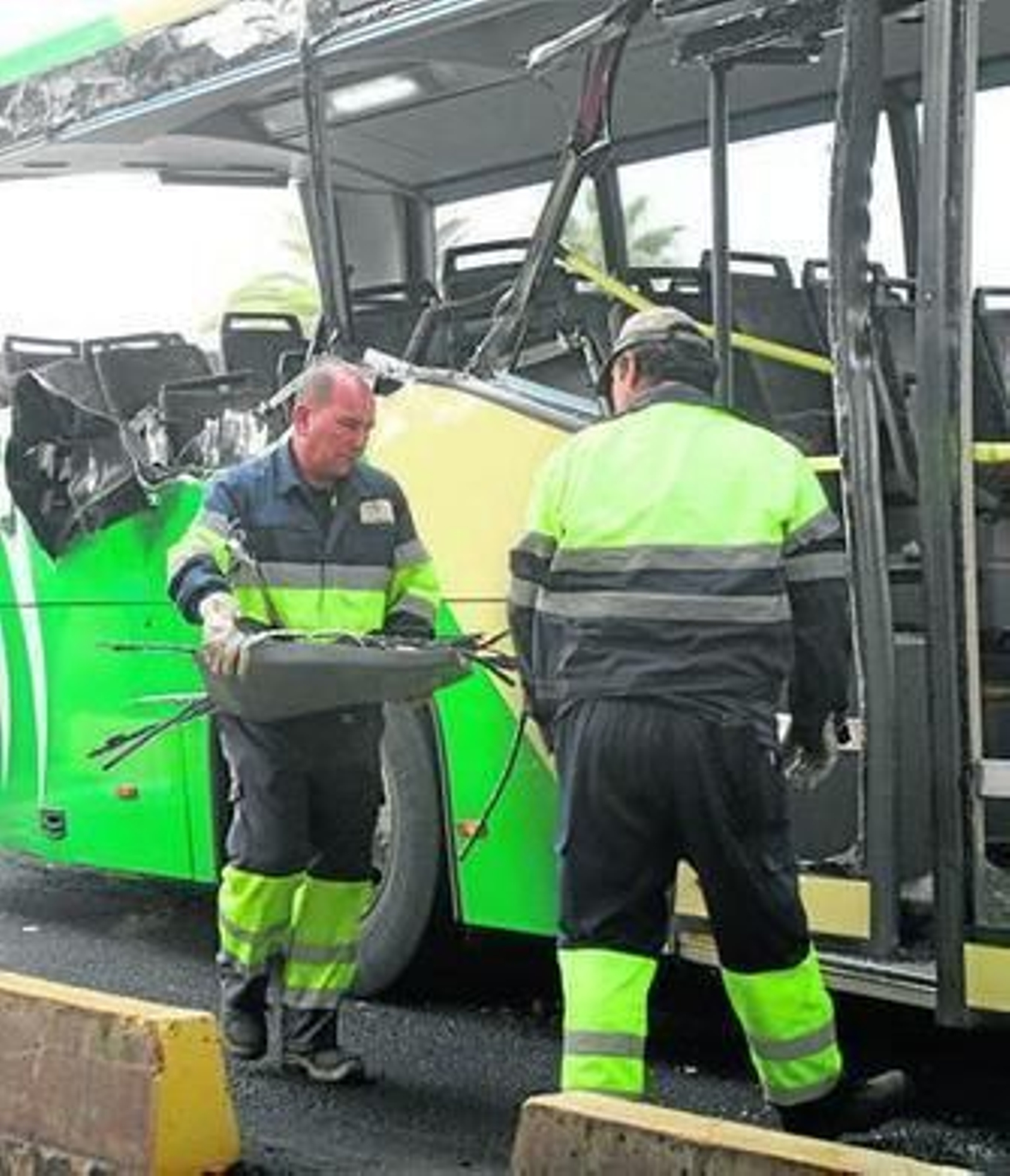 Los operarios recogen restos del autobús siniestrado en 2012.