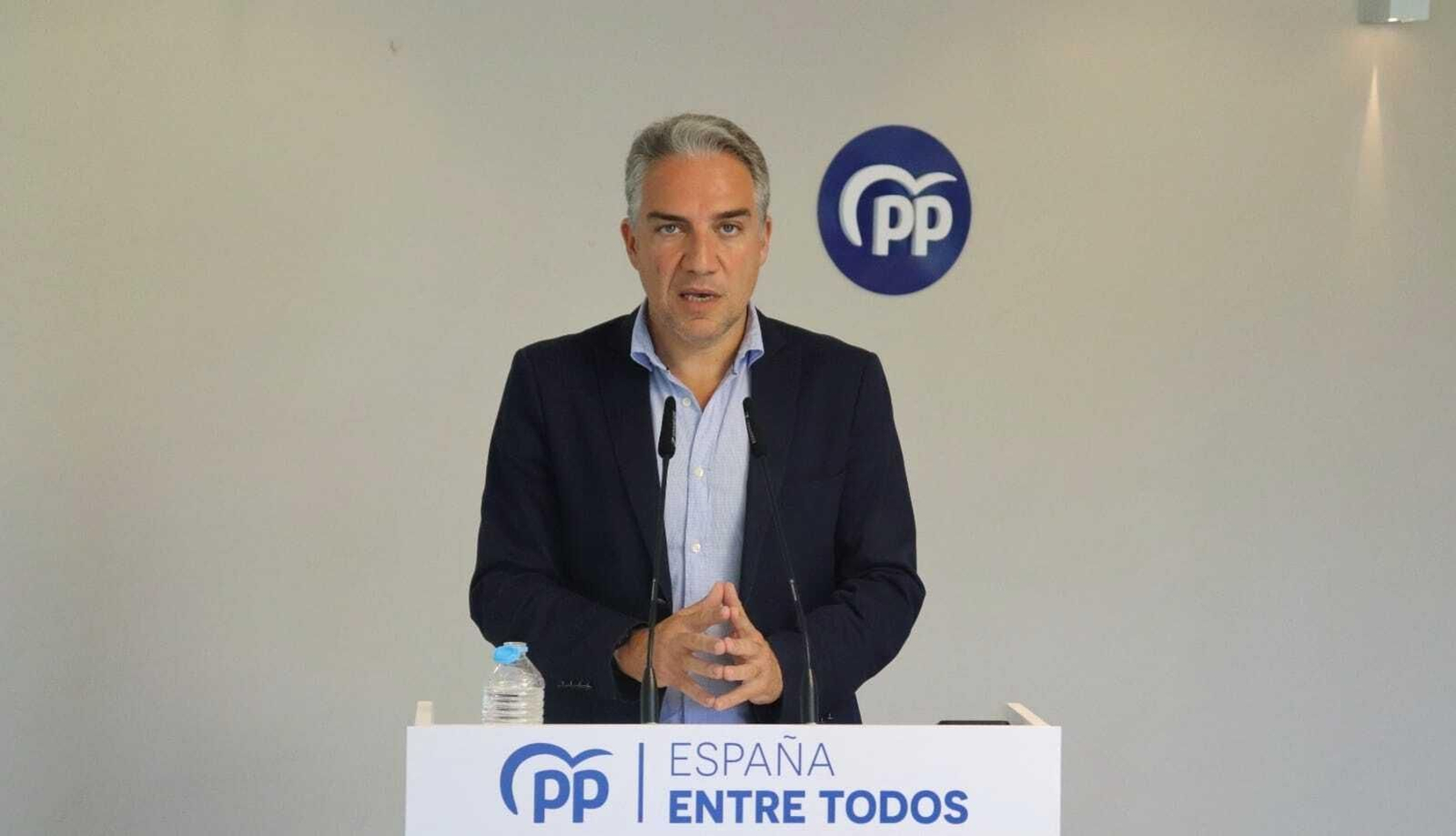 Elías Bendodo en rueda de prensa en Estepona este domingo.