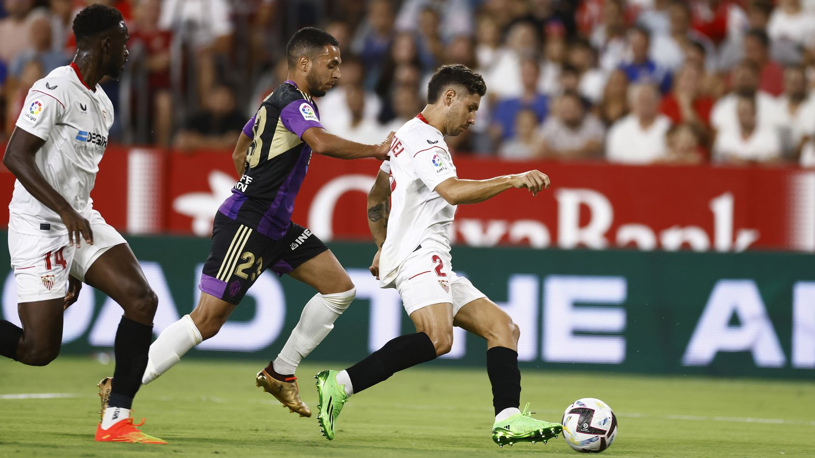 Montiel, perseguido por Anuar.