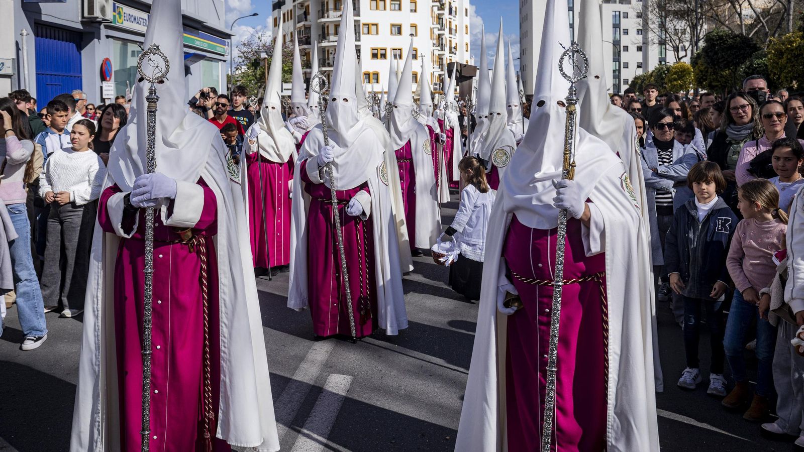 En imágenes,  El Prendimiento de San Fernando tuvo que volverse a su templo entre lágrimas y lluvia